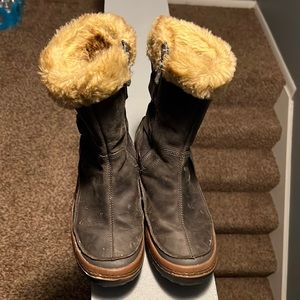 Merrell women boots size 10. Super warm.